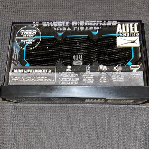 Rugged waterproof, shockproof speaker. - Picture 2 of 4